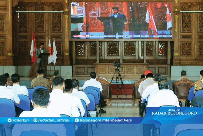 SESUAI PROTOKOL: Pelantikan yang digelar di Pendapa Kridha Manunggal Tuban menaati protap kesehatan dengan menjaga jarak. SESUAI PROTOKOL: Pelantikan yang digelar di Pendapa Kridha Manunggal Tuban menaati protap kesehatan dengan menjaga jarak.