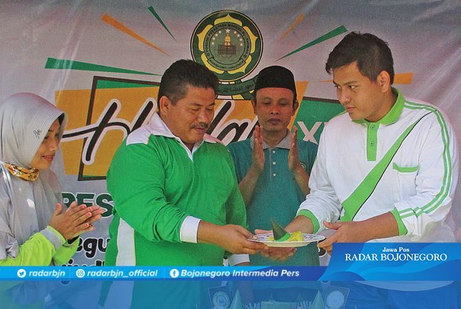 POTONG TUMPENG: Sekretaris Ponpes Al-Fatimah Gus Ansachul Balaya menyerahkan tumpeng pada KH. Tamam Syaifuddin, MM. POTONG TUMPENG: Sekretaris Ponpes Al-Fatimah Gus Ansachul Balaya menyerahkan tumpeng pada KH. Tamam Syaifuddin, MM.