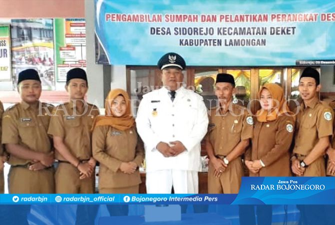 FOTO BERSAMA: Kepala Desa Sidorejo Saptaya Nugroho beserta perangkat desa FOTO BERSAMA: Kepala Desa Sidorejo Saptaya Nugroho beserta perangkat desa