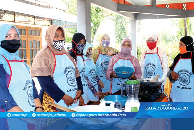 CIPTAKAN WIRAUSAHA BARU: Ibu – ibu bersemangat mengikuti pelatihan pembuatan olahan minuman yang diadakan pemerintah Desa Dradahblumbang. CIPTAKAN WIRAUSAHA BARU: Ibu – ibu bersemangat mengikuti pelatihan pembuatan olahan minuman yang diadakan pemerintah Desa Dradahblumbang.