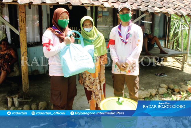 PEDULI LINGKUNGAN MASYARAKAT : Diana Putri Ayunda dari Gudep 16.090 serta Muhammad Misbahuddin dari Gudep 16.089, keduanya berasal dari Pangkalan SMAN 1 Mantup menyerahkan bantuan paket sembako dan te PEDULI LINGKUNGAN MASYARAKAT : Diana Putri Ayunda dari Gudep 16.090 serta Muhammad Misbahuddin dari Gudep 16.089, keduanya berasal dari Pangkalan SMAN 1 Mantup menyerahkan bantuan paket sembako dan te