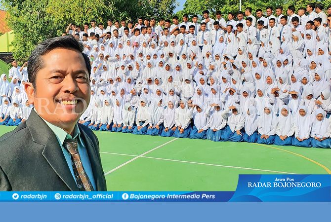 MOTOR PENGGERAK: Kepala SMAN 1 Sumberrejo Drs. Soebintarto, MM tersenyum saat berfoto bersama para siswa-siswinya yang membanggakan. MOTOR PENGGERAK: Kepala SMAN 1 Sumberrejo Drs. Soebintarto, MM tersenyum saat berfoto bersama para siswa-siswinya yang membanggakan.