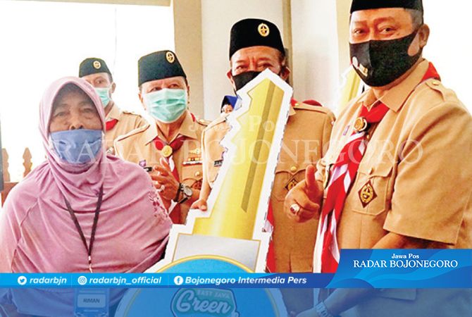 SUMRINGAH: Anggota Komisi E DPRD Jatim, H. Kodrat Sunyoto (kanan) secara simbolis menyerahkan kunci kepada Ibu Riman, warga penerima manfaat pemugaran RTLH dalam kegiatan EJGSI 2020 Zona X di Kabupate SUMRINGAH: Anggota Komisi E DPRD Jatim, H. Kodrat Sunyoto (kanan) secara simbolis menyerahkan kunci kepada Ibu Riman, warga penerima manfaat pemugaran RTLH dalam kegiatan EJGSI 2020 Zona X di Kabupate