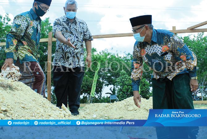 AMAL JARIYAH: Ketua Yayasan Bahrul Huda H.M. Rowi ikut dalam peletakan batu pertama pembangunan masjid. AMAL JARIYAH: Ketua Yayasan Bahrul Huda H.M. Rowi ikut dalam peletakan batu pertama pembangunan masjid.