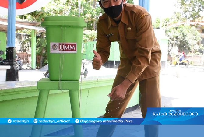TEROBOSAN BARU: Alat cuci tangan injak berbahan beton. TEROBOSAN BARU: Alat cuci tangan injak berbahan beton.