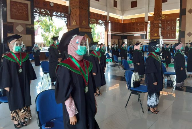 MENGIKUTI PROTOKOL KESEHATAN: Sebanyak 35 wisudawan yang diwisuda secara luring. Mereka mewakili 183 wisudawan lain yang mengikuti wisuda secara daring. MENGIKUTI PROTOKOL KESEHATAN: Sebanyak 35 wisudawan yang diwisuda secara luring. Mereka mewakili 183 wisudawan lain yang mengikuti wisuda secara daring.