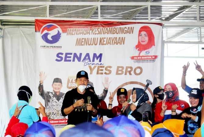 SOLID : Yuhronur Efendi (tiga dari kiri) bersama Ketua DPC PPP Lamongan, Naim (empat dari kiri) dan pengurus DPC PPP lainnya saat menghadiri muscab ke-1 GPK DPC PPP kemarin (22/11). SOLID : Yuhronur Efendi (tiga dari kiri) bersama Ketua DPC PPP Lamongan, Naim (empat dari kiri) dan pengurus DPC PPP lainnya saat menghadiri muscab ke-1 GPK DPC PPP kemarin (22/11).
