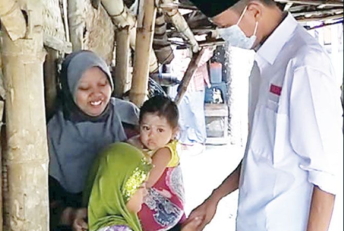 PEDULI WARGA MISKIN : Cawabup Saim saat mengunjungi warga yang rumahnya sangat tak layak huni di Desa Mojorejo Kecamatan Modo kemarin (30/11). PEDULI WARGA MISKIN : Cawabup Saim saat mengunjungi warga yang rumahnya sangat tak layak huni di Desa Mojorejo Kecamatan Modo kemarin (30/11).