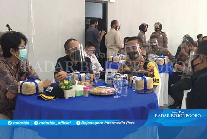 SINERGITAS: Manajer Keuangan dan Administrasi Elly Rahmad disambut hangat Kapolres Tuban AKBP Ruruh Wicaksono, SIK, SH, MH pada tasyakuran HUT ke-40 Satpam 2020. SINERGITAS: Manajer Keuangan dan Administrasi Elly Rahmad disambut hangat Kapolres Tuban AKBP Ruruh Wicaksono, SIK, SH, MH pada tasyakuran HUT ke-40 Satpam 2020.