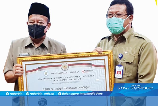 MEMBANGGAKAN : Bupati Lamongan H. Fadeli, SH., MM., dan Direktur RSUD dr. Soegiri Lamongan dr. Moh. Chaidir Annas, M.M.Kes menerima piagam unit pelayanan berpredikat Wilayah Bebas Korupsi (WBK) MEMBANGGAKAN : Bupati Lamongan H. Fadeli, SH., MM., dan Direktur RSUD dr. Soegiri Lamongan dr. Moh. Chaidir Annas, M.M.Kes menerima piagam unit pelayanan berpredikat Wilayah Bebas Korupsi (WBK)