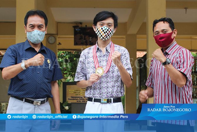 PRODUKTIF: Briyan Riconga Panjinata, peraih medali emas Kompetisi Sains Nasional 2020 bidang informatika. PRODUKTIF: Briyan Riconga Panjinata, peraih medali emas Kompetisi Sains Nasional 2020 bidang informatika.