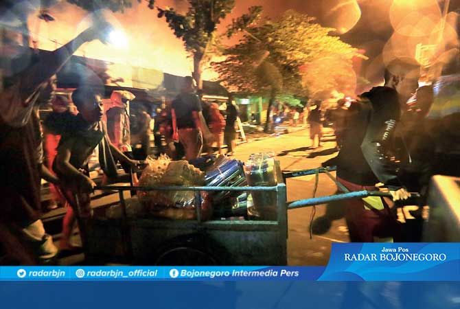 EVAKUASI: Warga membantu para pedagang mengangkut barang dagangan dengan gerobak. Foto atas, petugas berjibaku menjinakkan si jago merah. EVAKUASI: Warga membantu para pedagang mengangkut barang dagangan dengan gerobak. Foto atas, petugas berjibaku menjinakkan si jago merah.
