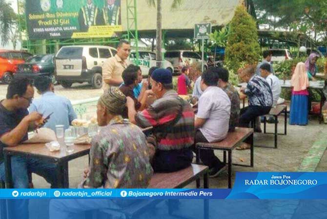 Makan gratis untuk jamaah salat Masjid Darusy Syafi RSNU Tuban. Makan gratis untuk jamaah salat Masjid Darusy Syafi RSNU Tuban.