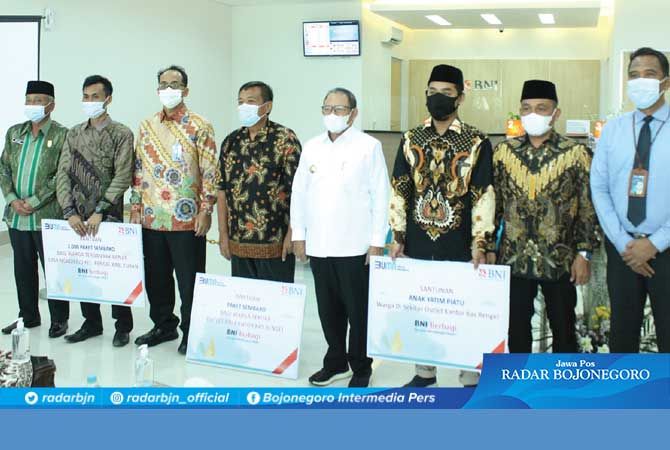 SIMBOLIS: Program penyaluran bantuan dari BNI Tuban untuk masyarakat yang membutuhkan. SIMBOLIS: Program penyaluran bantuan dari BNI Tuban untuk masyarakat yang membutuhkan.