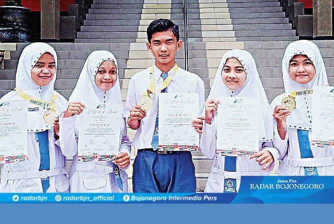 LEVEL INTERNASIONAL: Siswa MAN 1 Lamongan meraih medali emas tingkan ASEAN pada lomba kewirausahaan 2021. LEVEL INTERNASIONAL: Siswa MAN 1 Lamongan meraih medali emas tingkan ASEAN pada lomba kewirausahaan 2021.