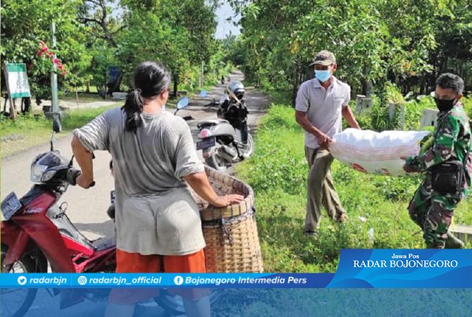 BERI PENDAMPINGAN: Anggota Kodim 0813 Bojonegoro membantu petani mengangkuti hasil panen. BERI PENDAMPINGAN: Anggota Kodim 0813 Bojonegoro membantu petani mengangkuti hasil panen.