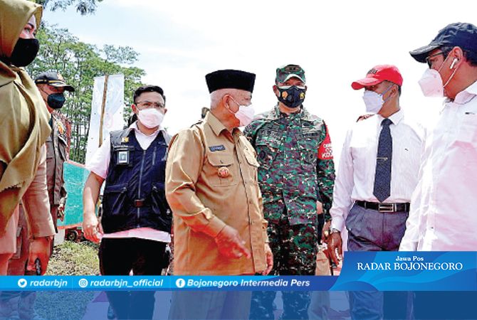 Bupati Malang, Drs. H. M. Sanusi, M.M bersama dengan rektor UMM, Dr. Fauzan, M.Pd di agenda peletakan batu pertama. Bupati Malang, Drs. H. M. Sanusi, M.M bersama dengan rektor UMM, Dr. Fauzan, M.Pd di agenda peletakan batu pertama.