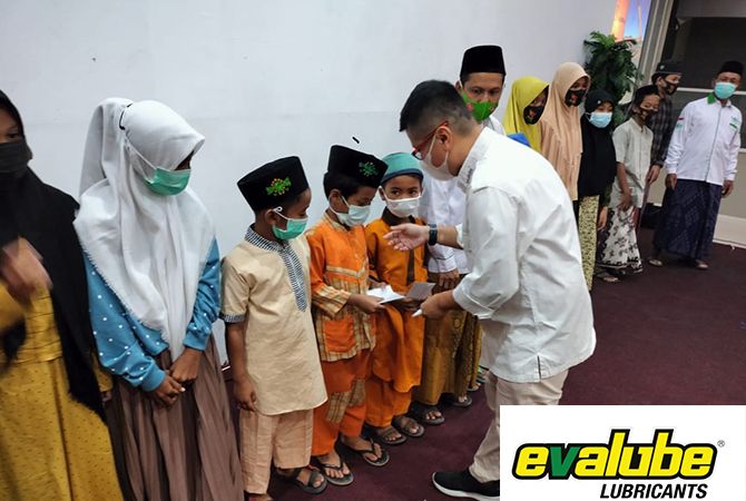 BERBAGI: Oli Evalube berbagi bersama nelayan dan 100 yatim piatu di Tuban. Bakti sosial tersebut didukung Laziznu Tuban. BERBAGI: Oli Evalube berbagi bersama nelayan dan 100 yatim piatu di Tuban. Bakti sosial tersebut didukung Laziznu Tuban.