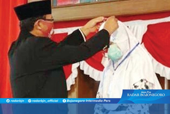LEVEL INTERNASIONAL: Neysa Selena Devina, peraih medali perak International Science Competition mendapatkan penghargaan dari Bupati Tuban Fathul Huda saat peringatan HUT RI ke-75 2020. LEVEL INTERNASIONAL: Neysa Selena Devina, peraih medali perak International Science Competition mendapatkan penghargaan dari Bupati Tuban Fathul Huda saat peringatan HUT RI ke-75 2020.