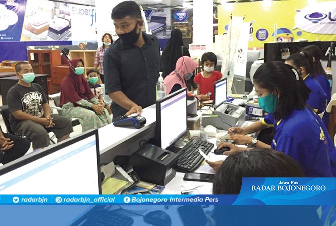 MENYEMUT: Pembeli UFO Elektronic setelah soft opening pada Sabtu (1/5). MENYEMUT: Pembeli UFO Elektronic setelah soft opening pada Sabtu (1/5).