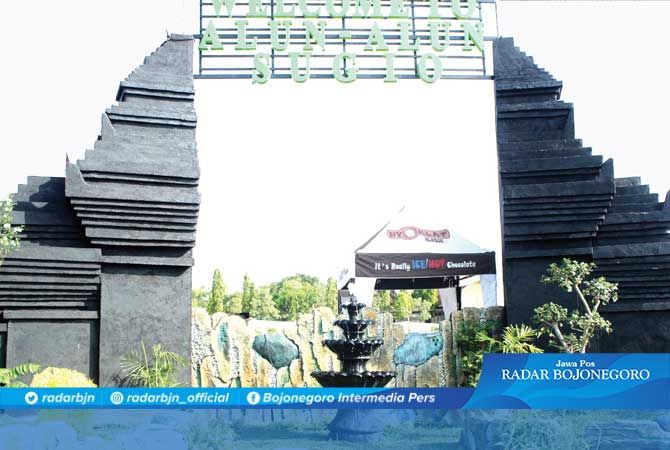 WISATA INDUSTRI : Alun-Alun Sugio dikonsep menjadi Wisata Industri bagi masyarakat sekitar WISATA INDUSTRI : Alun-Alun Sugio dikonsep menjadi Wisata Industri bagi masyarakat sekitar