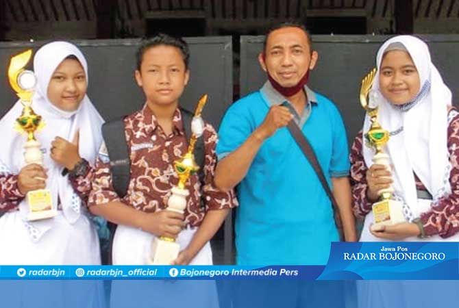 KUASAI SENI BUDAYA TRADISIONAL: Tiga siswa putra dan putri SMPN 1 Plumpang juarai lomba Tembang Mocopat tingkat kabupaten pada peringatan Hari Pendidikan Nasional. KUASAI SENI BUDAYA TRADISIONAL: Tiga siswa putra dan putri SMPN 1 Plumpang juarai lomba Tembang Mocopat tingkat kabupaten pada peringatan Hari Pendidikan Nasional.