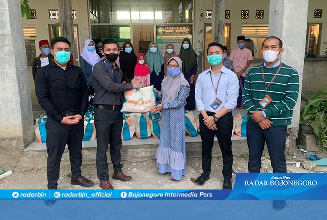 PEDULI: Penyerahan paket sembako kepada warga Kelurahan Kepatihan. PEDULI: Penyerahan paket sembako kepada warga Kelurahan Kepatihan.