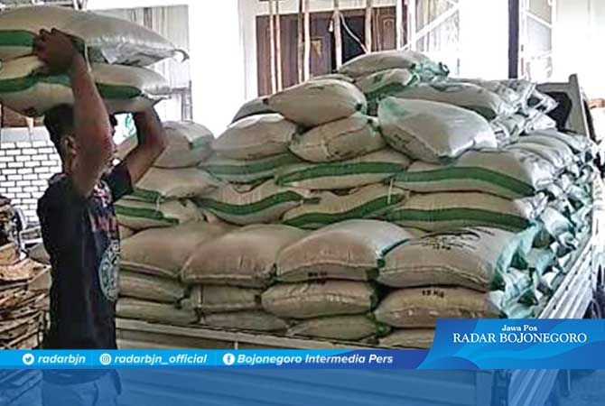 SIAP DISALURKAN KE KPM: Setelah dinyatakan layak, supplier mendistribusikan beras dan telur ke agen untuk disalurkan ke KPM. SIAP DISALURKAN KE KPM: Setelah dinyatakan layak, supplier mendistribusikan beras dan telur ke agen untuk disalurkan ke KPM.