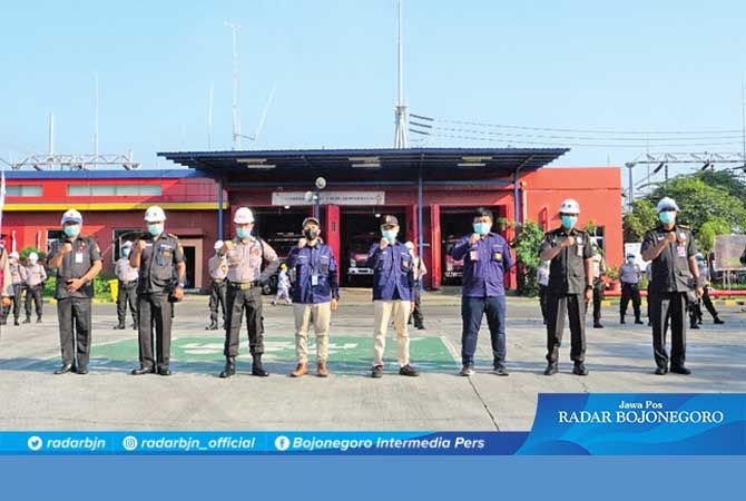 SIAGA IDUL FITRI : Manajer Keuangan dan Administrasi PT PJB UBJOM PLTU Tanjung Awar-Awar Adityo Baskoro Widagdo bersama karyawan, TNIPolri, dan sekuriti usai Apel Siaga Pengamanan Idul Fitri 1442 H. SIAGA IDUL FITRI : Manajer Keuangan dan Administrasi PT PJB UBJOM PLTU Tanjung Awar-Awar Adityo Baskoro Widagdo bersama karyawan, TNIPolri, dan sekuriti usai Apel Siaga Pengamanan Idul Fitri 1442 H.