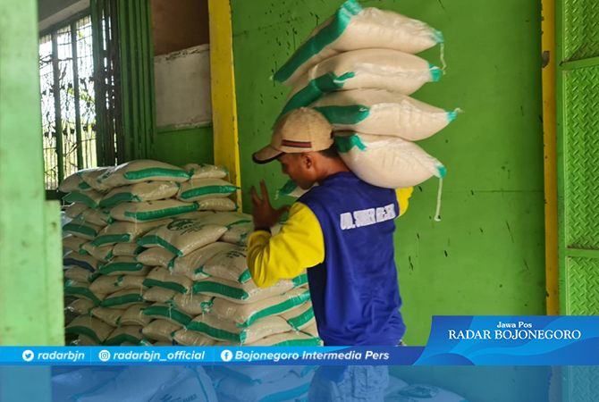 RAPEL: Beras untuk keluarga penerima manfaat disalurkan selama dua bulan sekaligus untuk Juli dan Agustus. RAPEL: Beras untuk keluarga penerima manfaat disalurkan selama dua bulan sekaligus untuk Juli dan Agustus.