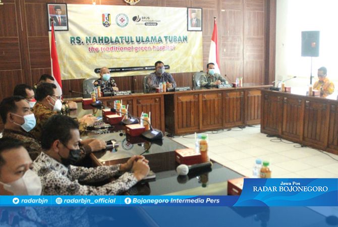 KHIDMAT: Suasana penyerahan penghargaan Paritrana Award 2020 di Ruang Rapat Dandang Watjono lantai 1 Setda Tuban secara virtual. KHIDMAT: Suasana penyerahan penghargaan Paritrana Award 2020 di Ruang Rapat Dandang Watjono lantai 1 Setda Tuban secara virtual.