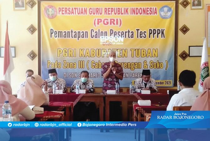 ANTUSIAS: Para guru honorer mengikuti kegiatan bedah soal tes kompetensi PPPK yang difasilitasi PGRI. Setelah kegiatan, mereka semakin optimis bisa lolos menjadi ASN PPK. ANTUSIAS: Para guru honorer mengikuti kegiatan bedah soal tes kompetensi PPPK yang difasilitasi PGRI. Setelah kegiatan, mereka semakin optimis bisa lolos menjadi ASN PPK.