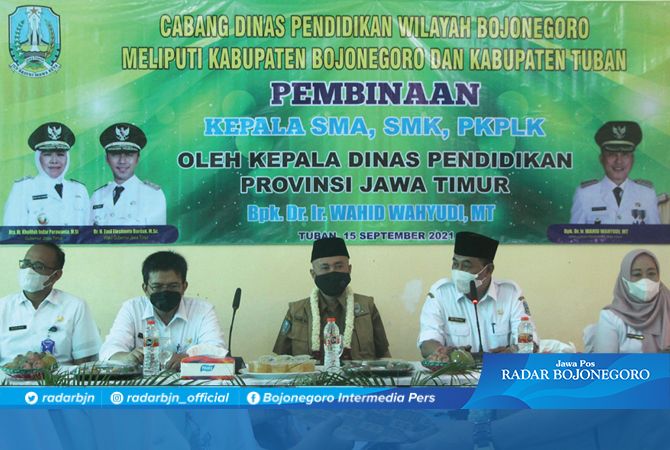 PEMBINAAN RUTIN: Didampingi Kepala Cabang Dinas Pendidikan Jatim Wilayah Bojonegoro-Tuban (dua dari kanan), Kepala Dinas Pendidikan Provinsi Jatim (tengah). PEMBINAAN RUTIN: Didampingi Kepala Cabang Dinas Pendidikan Jatim Wilayah Bojonegoro-Tuban (dua dari kanan), Kepala Dinas Pendidikan Provinsi Jatim (tengah).