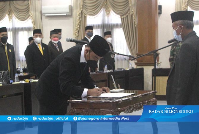 Penanda tanganan berita acara pelantikan Imam Sutiono, SH sebagai wakil ketua DPRD Tuban. Penanda tanganan berita acara pelantikan Imam Sutiono, SH sebagai wakil ketua DPRD Tuban.