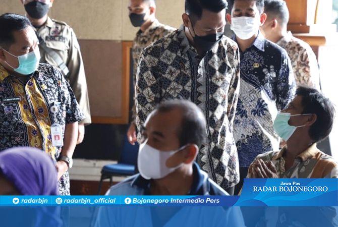 RAMAH: Bupati Aditya Halindra Faridzky, SE. didampingi Kepala Dinkes Tuban dr Bambang Priyo Utomo berdialog dengan warga yang mengikuti kegiatan vaksinasi di Pendapa Krida Manunggal Tuban. RAMAH: Bupati Aditya Halindra Faridzky, SE. didampingi Kepala Dinkes Tuban dr Bambang Priyo Utomo berdialog dengan warga yang mengikuti kegiatan vaksinasi di Pendapa Krida Manunggal Tuban.