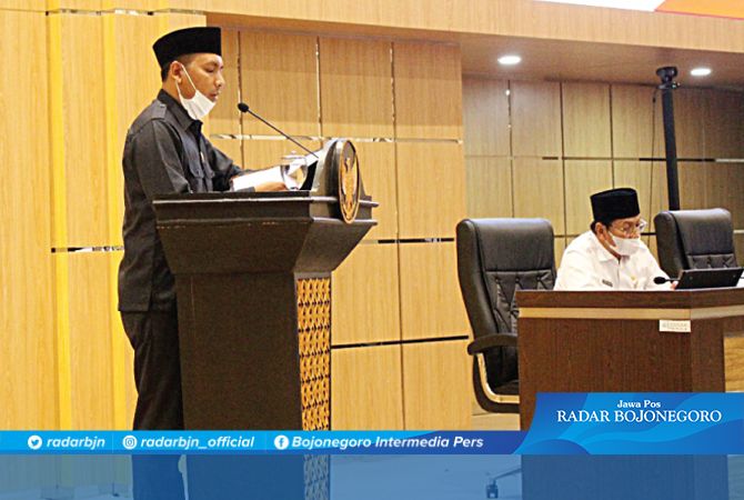 DISEPAKATI: Ketua DPRD Lamongan, H Abdul Ghofur, dan Bupati Yes setelah penandatanganan nota kesepakatan KUA-PPAS APBD Tahun Anggaran 2022 di Ruang Rapat Paripurna DPRD Lamongan kemarin (29/9). DISEPAKATI: Ketua DPRD Lamongan, H Abdul Ghofur, dan Bupati Yes setelah penandatanganan nota kesepakatan KUA-PPAS APBD Tahun Anggaran 2022 di Ruang Rapat Paripurna DPRD Lamongan kemarin (29/9).