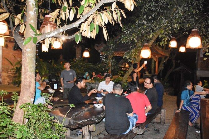 Kru Jawa Pos Radar Jombang saat menikmati makan malam di Pawon Kampoeng Djawi Wonosalam Kru Jawa Pos Radar Jombang saat menikmati makan malam di Pawon Kampoeng Djawi Wonosalam