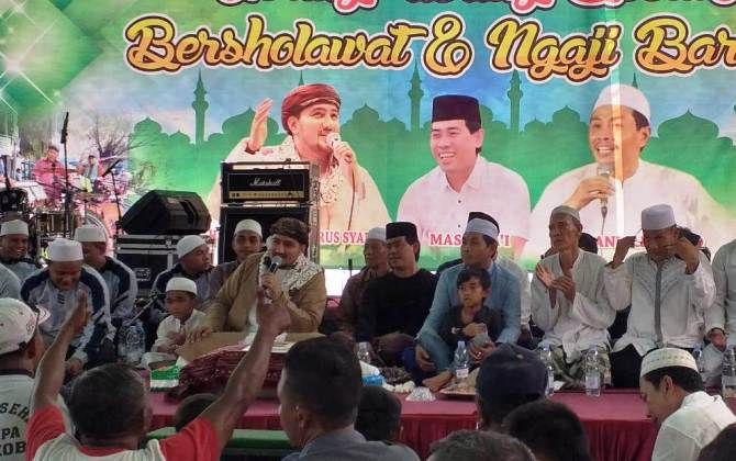 Habib Anis Syahab didampingi Ahmad Rifai dan KH Anwar Zahid saat menggelar shalawatan bersama. Habib Anis Syahab didampingi Ahmad Rifai dan KH Anwar Zahid saat menggelar shalawatan bersama.
