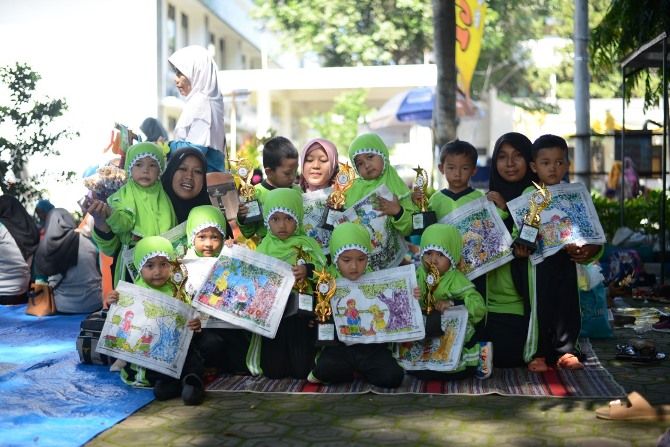 Sejumlah peserta menunjukkan hasil karyanya. Sejumlah peserta menunjukkan hasil karyanya.