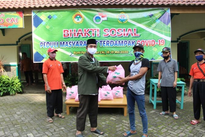Penyaluran paket bantuan sembako kepada masyarakat di Wonosalam. Penyaluran paket bantuan sembako kepada masyarakat di Wonosalam.