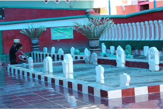 Makam KH Romly Tamim, di kompleks PP Darul Ulum Peterongan Jombang. Makam KH Romly Tamim, di kompleks PP Darul Ulum Peterongan Jombang.