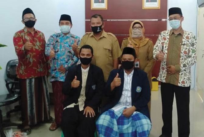 4. KOMPAK: Kepala SMA Darul Ulum 2 Jombang Didik Sadianto foto bersama Kepala Cabang Dinas Pendidikan Jawa Timur Wilayah Kabupaten Jombang Trisilo Budi Prasetyo dan siswa kemarin. 4. KOMPAK: Kepala SMA Darul Ulum 2 Jombang Didik Sadianto foto bersama Kepala Cabang Dinas Pendidikan Jawa Timur Wilayah Kabupaten Jombang Trisilo Budi Prasetyo dan siswa kemarin.