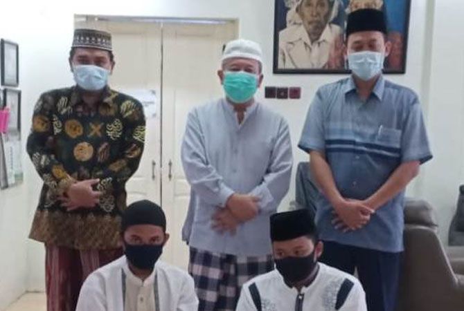 2. GUDANG JUARA: Siswa SMA DU 2 yang menjadi juara KSN nasional sowan kepada Sekretaris Umum MPPDU KH A Tamim Romly 2. GUDANG JUARA: Siswa SMA DU 2 yang menjadi juara KSN nasional sowan kepada Sekretaris Umum MPPDU KH A Tamim Romly