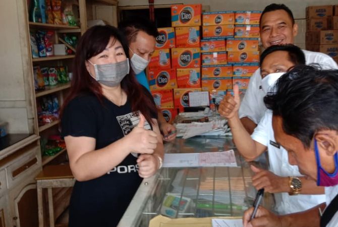 JEMPUT BOLA: Tim Bapenda saat melakukan giat jemput bola ke wajib pajak. JEMPUT BOLA: Tim Bapenda saat melakukan giat jemput bola ke wajib pajak.