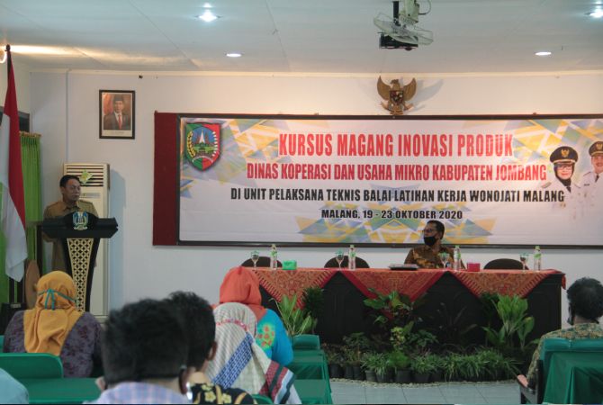 BERI PENJELASAN: Didampingi Aries Yuswantono Kabid Pengembangan Usaha Mikro saat melaksanakan pelatihan di UPT Wonojati, Singosari, Malang. BERI PENJELASAN: Didampingi Aries Yuswantono Kabid Pengembangan Usaha Mikro saat melaksanakan pelatihan di UPT Wonojati, Singosari, Malang.