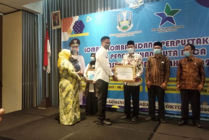 PENGHARGAAN: Penyerahan piagam juara 2 lomba perpus SLTA tingkat provinsi oleh Plt Kepala Perpus dan Kearsipan Provinsi Jatim. PENGHARGAAN: Penyerahan piagam juara 2 lomba perpus SLTA tingkat provinsi oleh Plt Kepala Perpus dan Kearsipan Provinsi Jatim.