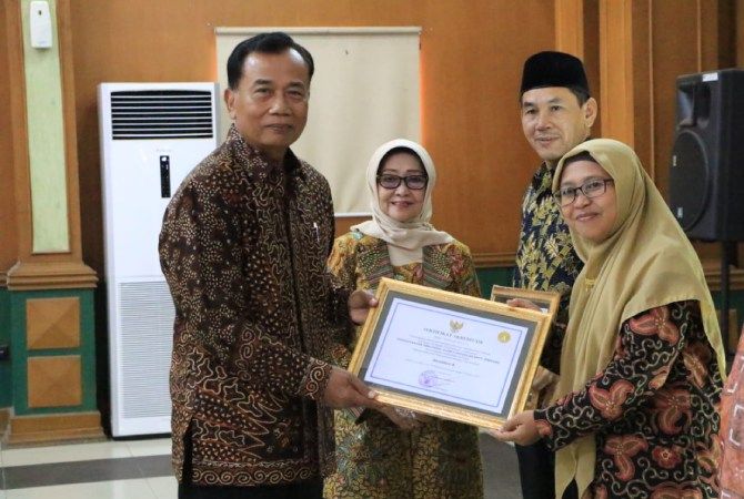 BANGGA: Tri Rochmawati Kepala Perpustakaan SMA DU 2 didampingi Bupati Mundjidah Wahab Jombang menerima akreditasi perpustakaan. BANGGA: Tri Rochmawati Kepala Perpustakaan SMA DU 2 didampingi Bupati Mundjidah Wahab Jombang menerima akreditasi perpustakaan.