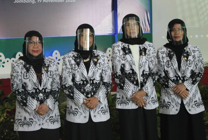Dr Hj Munawaroh MKes bersama para pimpinan Dr Hj Munawaroh MKes bersama para pimpinan