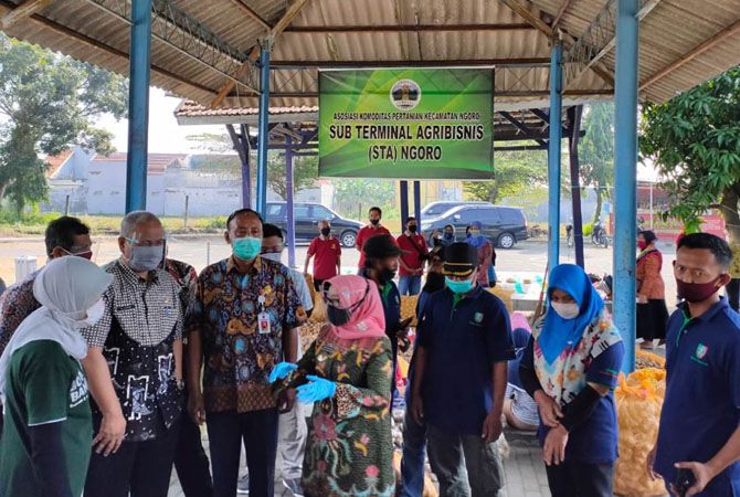 Hj Mundjidah Wahab bersama Priadi Kepala Disperta Jombang meninjau Sub terminal agro bisnis di Ngoro. Hj Mundjidah Wahab bersama Priadi Kepala Disperta Jombang meninjau Sub terminal agro bisnis di Ngoro.