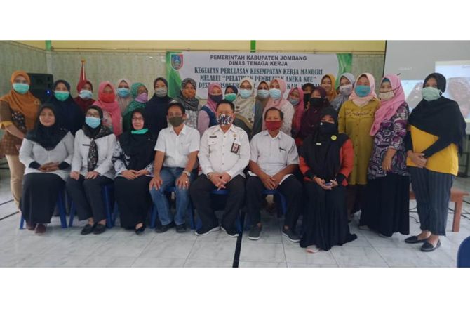 Foto bersama Purwanto Kepala Disnaker dan peserta yang ikut pelatihan. Foto bersama Purwanto Kepala Disnaker dan peserta yang ikut pelatihan.